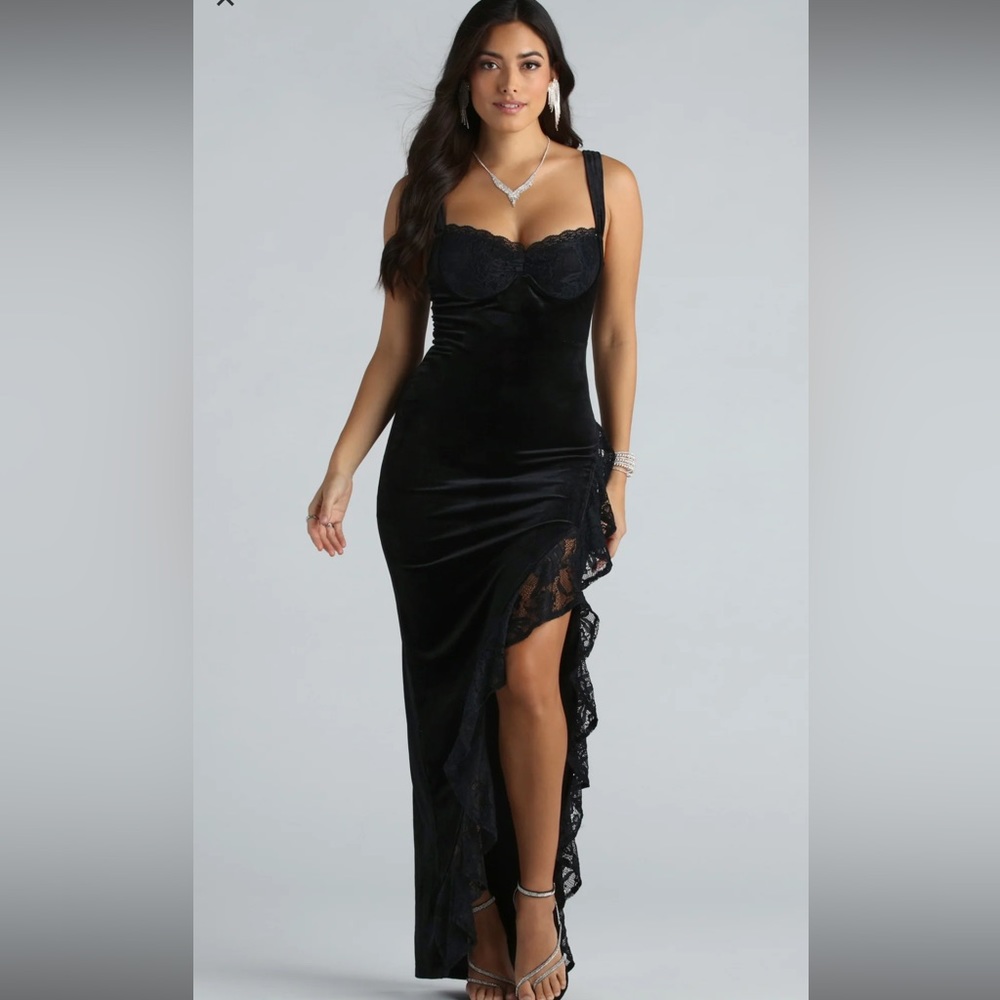 Windsor Cece Formal Velvet Lace Sweetheart Dress in Black
